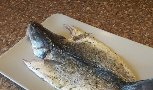 1. Этап. Сочный сибас, запеченный с овощами: Помариновать минут 15.