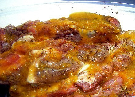 1. Этап. Алыча с мясом: Имбирь почистить и натереть на мелкой терке, смешать с паприкой. Из алычи удалить косточки и сделать из нее пюре. Порезать перец чили. Добавить все это к мясу и хорошо перемешать, чтобы каждый кусочек оказался обмазанным.