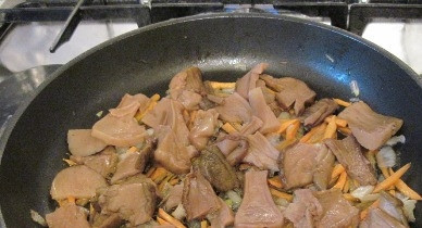 1. Этап. Щи суточные: Грибы сварились. Можно их мелко порезать, а можно оставить и такими ломтиками. Добавляем грибы к овощам на сковороду и обжариваем еще несколько минут.