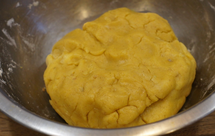 1. Этап. Тесто на желтках: Взбиваем все венчиком, засыпаем муку. Теперь нужно тщательно замесить тесто.