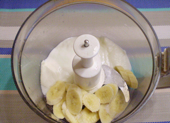1. Этап. Банановый смузи: 3. Складываем в комбайн или блендер банан, кефир, сахар.