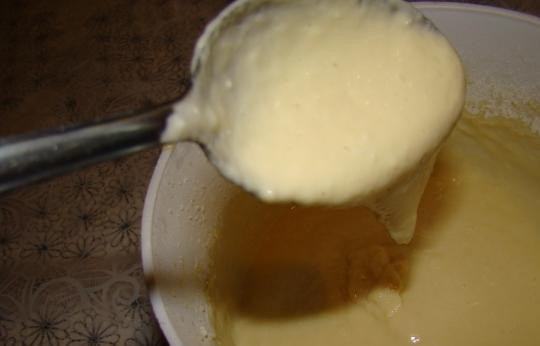 1. Этап. Оладушки на простокваше пышные: Добавьте к ним муку, масло и соду, гашенную уксусом. Замешайте густое тесто.