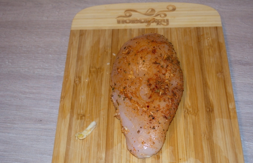1. Этап. Куриная грудка под соусом: Мясо вымыть, обсушить. Натереть со всех сторон разными специями к мясу. Выдавить через пресс чеснок и натереть им мясо.