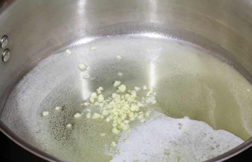 1. Этап. Феттучини Альфредо: 3. Нарежьте мелко чеснок и выложите его в сотейник к маслу, обжаривайте 2-3 минуты.