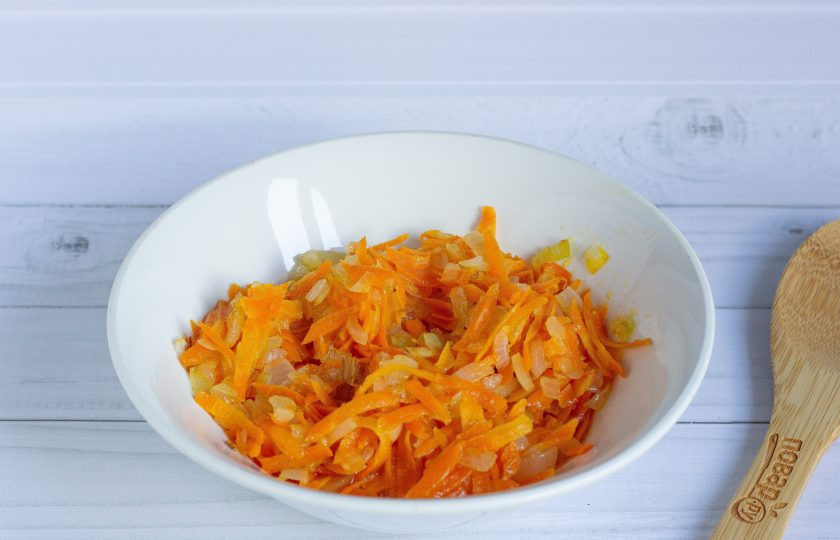 1. Этап. Печеночное суфле с шампиньонами: Лук и морковь очистите, помойте. Морковь натрите на крупной терке, лук порубите. Обжарьте лук в растительном масле до прозрачности. Добавьте морковь и обжарьте до мягкости.