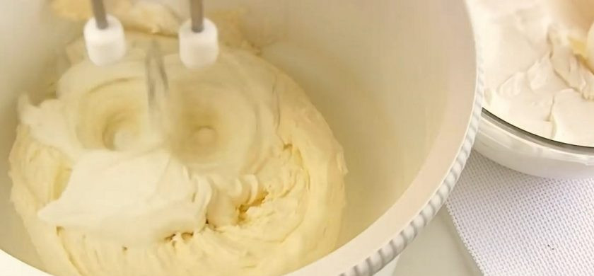 1. Этап. Морковный бархатный торт: 5. Приготовьте крем: мягкое сливочное масло взбейте миксером в течение 2-3 минут, затем постепенно добавьте сахарную пудру. Взбейте до однородности, после чего добавьте крем-чиз и снова перемешайте крем миксером.