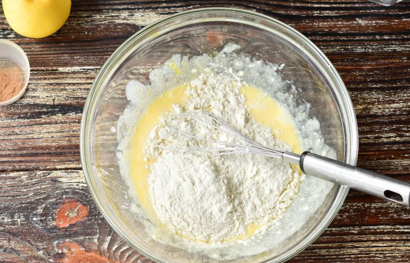 1. Этап. Печенье Творожные платочки: Добавьте муку высшего сорта.