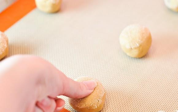 1. Этап. Мини-печенье с джемом: 3. Используя большой палец, сделать углубление в центре каждого печенья.