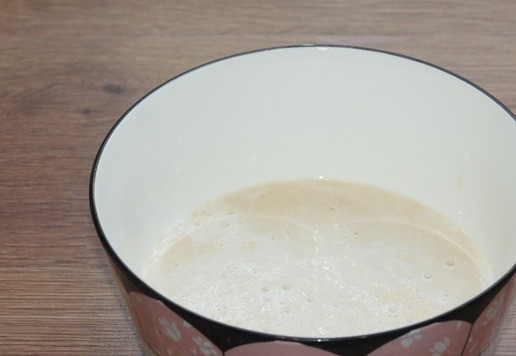 1. Этап. Пирожки с яблочной начинкой: 3. Активируем дрожжи. Смешиваем венчиком: сахар 1 ст. л., дрожжи 8 г и 3 ст. л. муки. Добавляем теплое молоко (40 С) и перемешиваем до однородности. Оставляем опару минут на 20 или до появления пышной шапочки.