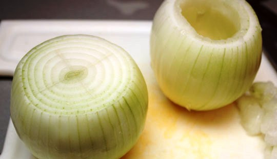 1. Этап. Фаршированный лук мясом: Лук очистите, срежьте верхнюю часть и удалите сердцевину.