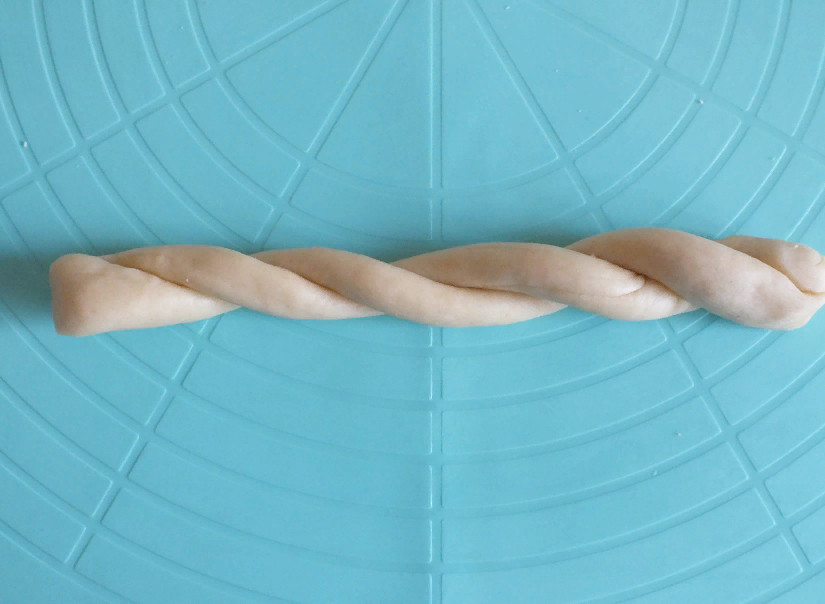 1. Этап. Пилита: Каждый раскатанный жгут перегните пополам и скрутите.