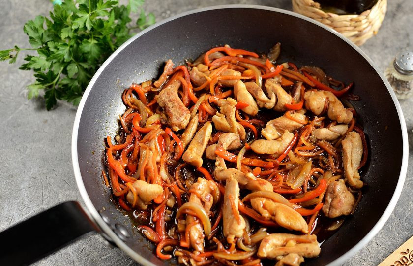 1. Этап. Лапша по-корейски с курицей: Влейте в сковороду устричный, светлый соевый соус, добавьте немного воды, в которой варилась лапша. При желании можно все посолить по вкусу.