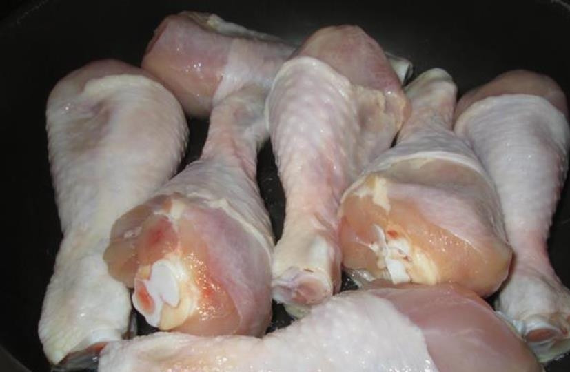 1. Этап. Рецепт курицы с чесночным соусом: Голени курицы промойте под проточной водой и положите на бумажные полотенца для удаления лишней влаги.