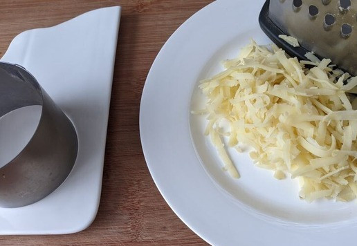 1. Этап. Салат Тунец в тулупе: Так как это салат слоёный, то для удобства его приготовления, можно взять большое разъёмное кольцо или готовить в маленьких кулинарных кольцах для порционной подачи. Кольцо кладём на блюдо (тарелку). Для нижнего слоя берём вареный картофель, чистим, трём на тёрку.