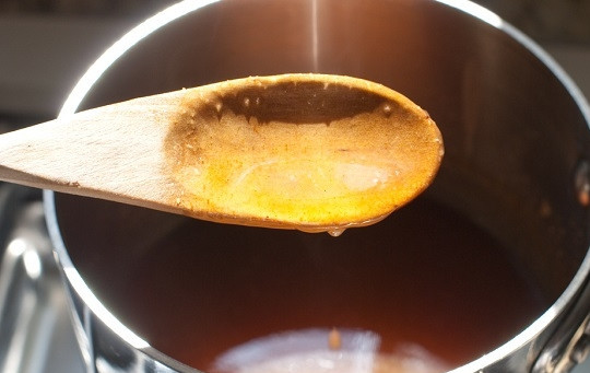 1. Этап. Гребешки на сковороде: 4. Если хотите приготовить соус, измельчите чеснок, соедините его с сахаром, уксусом, водой, хлопьями чили и поставьте на огонь. После закипания проварите около 3 минут. Отдельно разведите крахмал в 2 ложках воды и влейте в соус. Перемешайте, томите его еще пару минут и снимите с огня.