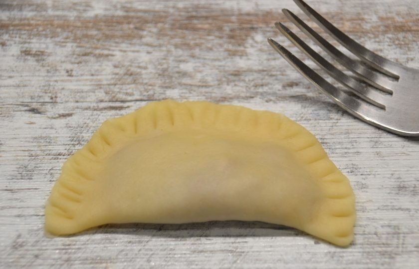 1. Этап. Чебуреки Мини: Защипнуть края теста можно с помощью вилки.