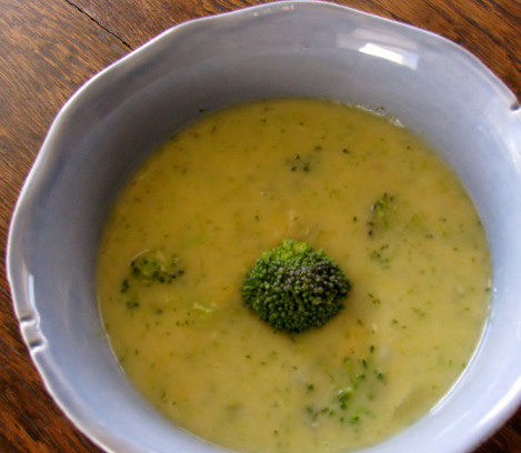 1. Этап. Суп с брокколи и сыром: 7. Прогрейте и выключите суп. Добавьте тертый сыр, перемешайте. Затем посолите, поперчите и еще раз перемешайте. Суп с брокколи и сыром готов! Приятного аппетита!