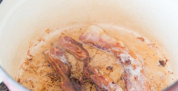 1. Этап. Похлёбка с моллюсками: 3. После этого бекон обжарьте в большой кастрюле пару минут.