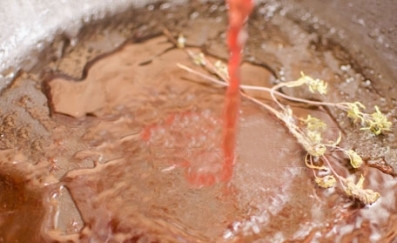 1. Этап. Лангет с соусом: Убираем лангет со сковороды, а взамен выкладываем тимьян или чабер и наливаем вино. Выпариваем вино несколько минут, помешивая.