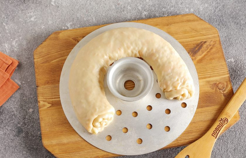 1. Этап. Рулет с тыквой на пару: Переложите рулет на смазанную маслом решетку пароварки, и готовьте около 45 минут.