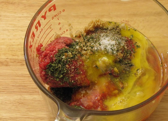 1. Этап. Мясной рулет с сыром: 2. Говядину вымыть, обсушить немного и нарезать средними кусочками. Пропустить через мясорубку и отправить в глубокую мисочку. Вбить яйца, добавить панировочные сухари. Чеснок очистить и пропустить через пресс (можно измельчить ножом). Посолить и поперчить по вкусу, добавить зелень по вкусу или приправы.