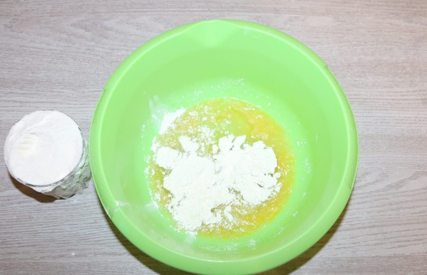 1. Этап. Татарский суп-лапша «Токмач»: Добавьте щепотку соли, муку, масло.