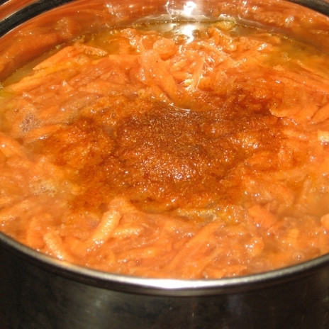 1. Этап. Сердце куриное: Добавить в сотейник томатную пасту. Довести до кипения, после чего добавить соль, перец и специи, сбавить огонь до минимального и томить под крышкой не менее 1 часа.