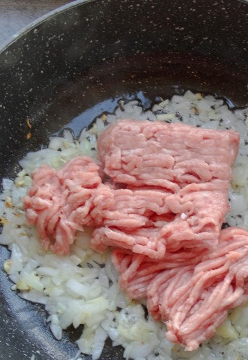 1. Этап. Шаурма-бурито из индейки на гриле: Добавить в сковороду фарш.