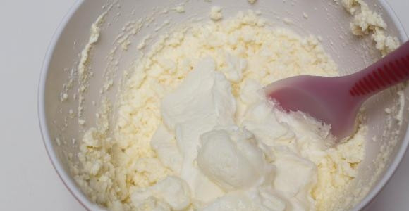 1. Этап. Королевский творожный пирог: 9. Выложите сливки к творогу и аккуратно перемешайте. Все, начинка для пирога готова.