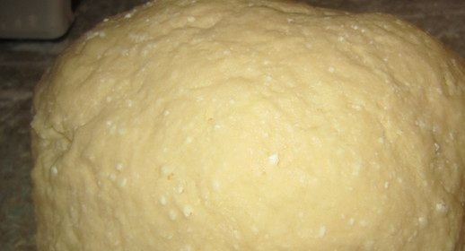 1. Этап. Творожные пончики (простой рецепт): Просеиваем муку в отдельную емкость, смешиваем ее с солью, сахаром и разрыхлителем, а творог перетираем через сито. Добавляем творог и яйца к муке, вымешиваем тесто. Гасим соду и также добавляем ее в тесто.