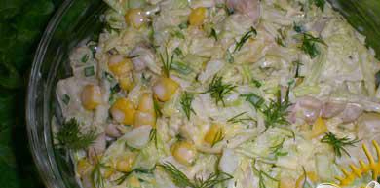 1. Этап. Салат Экзотика: 6. Салат поливаем майонезом, перемешиваем, выкладываем в салатницу. Украсить можно белками и желтками яиц, зернами граната или морковью