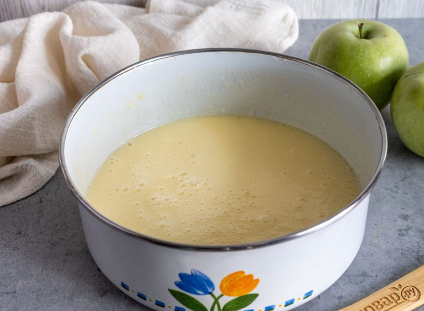 1. Этап. Пирог Неженка с яблоками: Масло растопите и остудите. Смешайте остывшее масло со сметаной, яйцами, коньяком, ванилином и половиной сахара. Взбейте миксером.