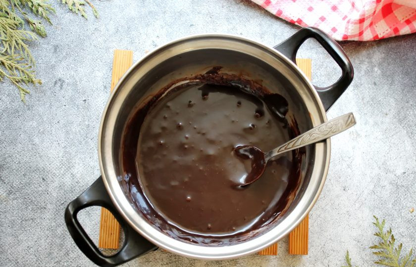 1. Этап. Шоколадно-банановый торт без выпечки за 15 минут: Для глазури в кастрюле смешайте какао и сахар, влейте молоко и перемешайте. Поставьте кастрюлю на средний огонь и варите, постоянно мешая, до густоты, примерно 7 минут.