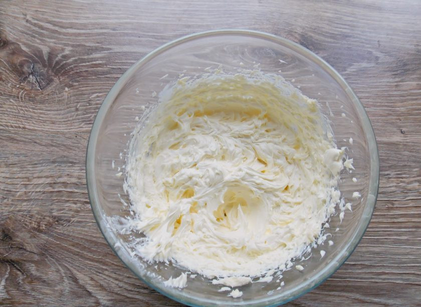 1. Этап. Торт Шоколадное птичье молоко: В мягкое сливочное масло добавьте ванилин и взбейте до пышной массы.