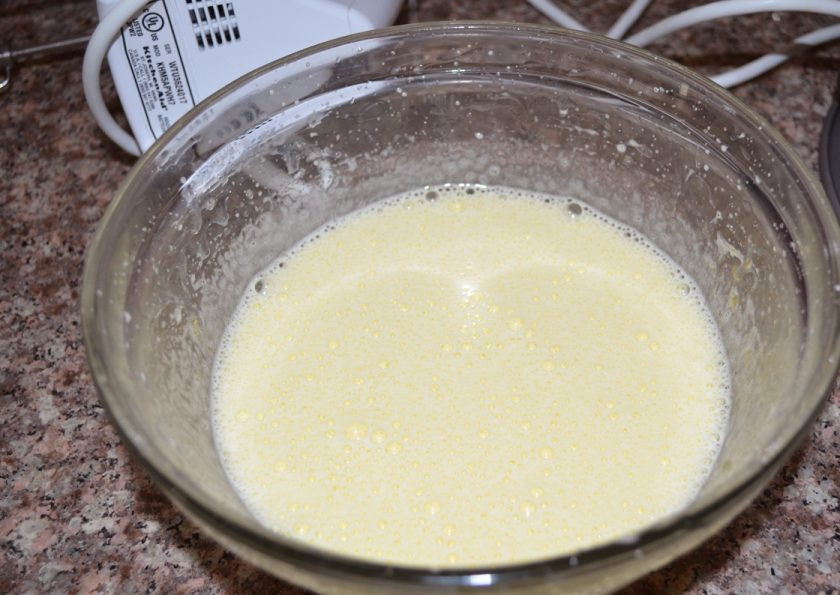 1. Этап. Яблочная шарлотка простая: 3. Взбейте яйца в густую пену, добавьте сахар и муку. Взбивать лучше миксером, но можно и венчиком вручную.