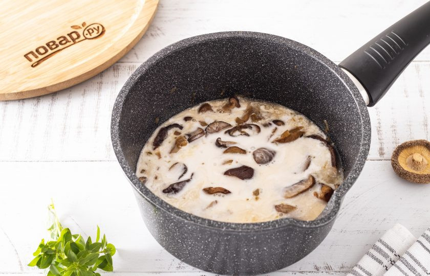 1. Этап. Грибной суп на кокосовом молоке: После влейте кокосовое молоко и варите суп около 10 минут. В конце посолите и поперчите по вкусу.