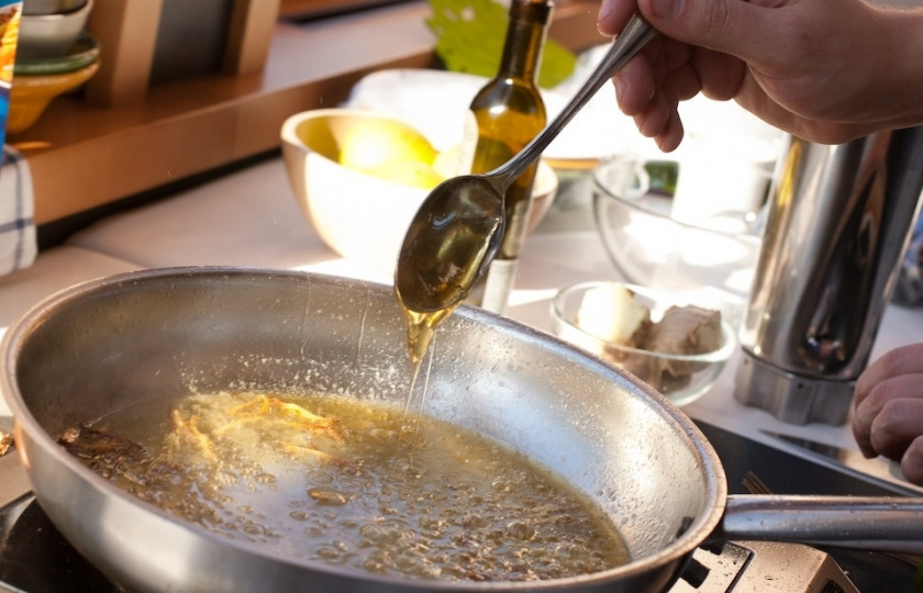 1. Этап. Соус имбирно-медовый: Потом добавьте ложку меда, размешайте.