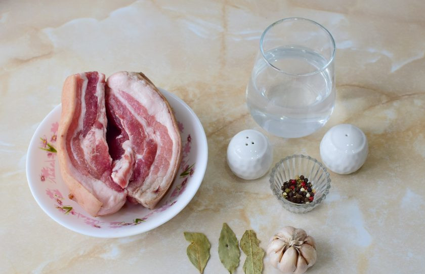 1. Этап. Сало варёное с чесноком: Перед началом приготовления подготовьте всё необходимое. Пропорции можно изменить или увеличить на свой вкус. Специи выберите свои любимые. Но вполне будет достаточно перца и чеснока.