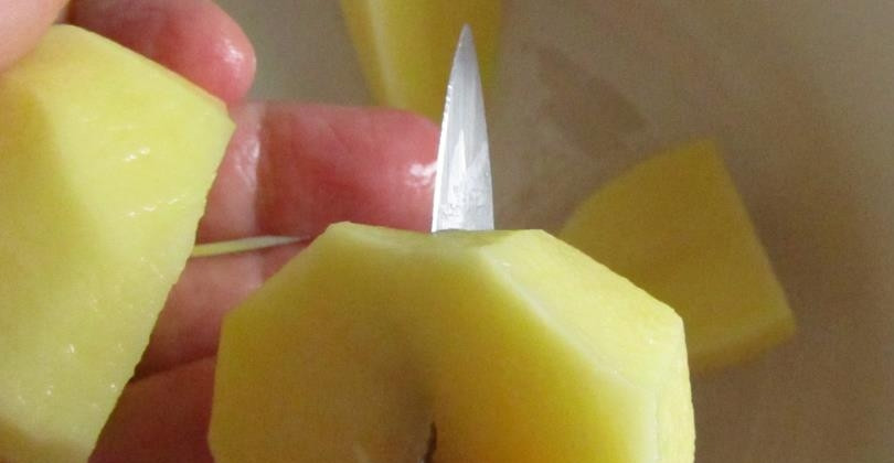 1. Этап. Рецепт запеченной курицы с картофелем: Духовку разогрейте до 180 градусов. Картофель очистите и нарежьте кусочками, чеснок очистите от шелухи, морковь очистите и нарежьте кусочками.