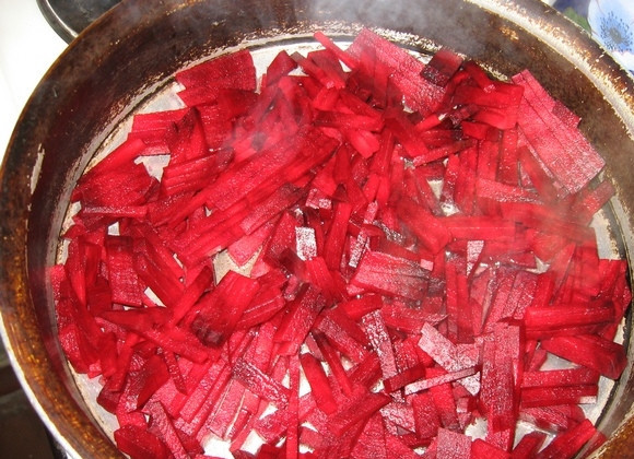 1. Этап. Постный борщ со свеклой: Свеклу порежьте соломкой (можете мельче или крупнее). Обжарьте ее на растительном масле и отправьте к фасоли в кастрюлю. Кстати, масло с обжарки тоже вместе со свеклой добавьте к фасоли.