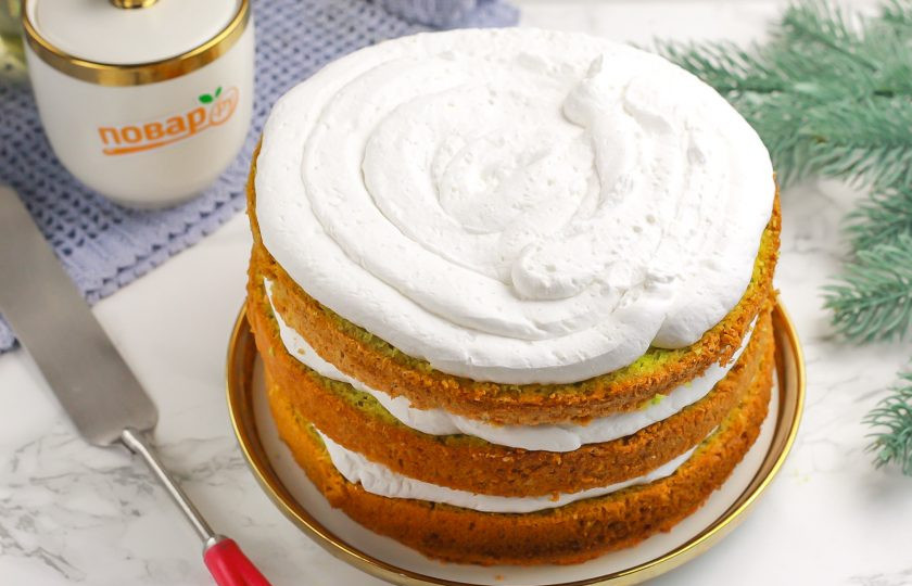1. Этап. Торт Змея на Новый год: Накройте вторым коржом и снова отсадите крем и т.д. Верхний корж также покройте кремом и бока торта.
