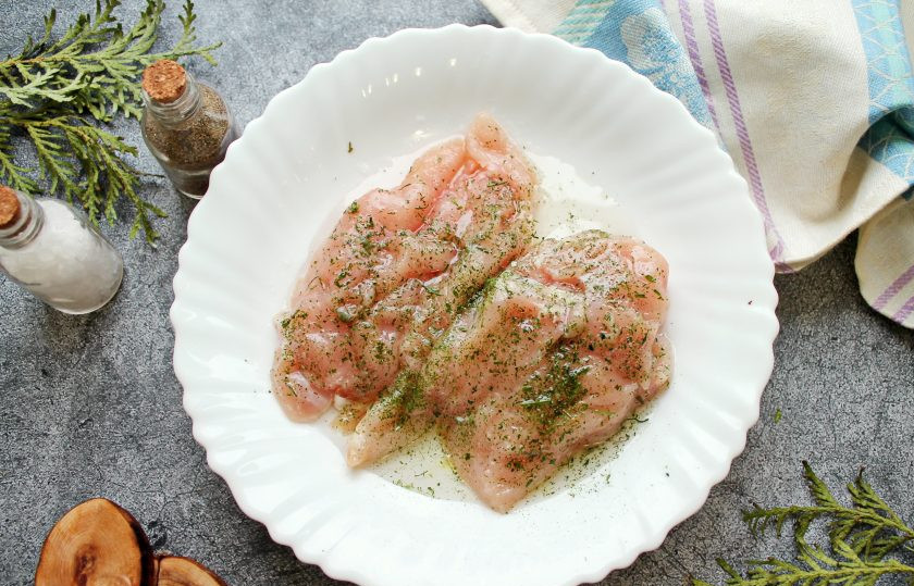 1. Этап. Нежная куриная грудка по методу су-вид в мультиварке: Куриную грудку вымойте и обсушите. Курицу посолите, поперчите и посыпьте сушеной зеленью. Полейте грудку оливковым маслом и хорошо помассируйте, накройте и оставьте на один час.
