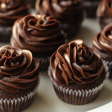 1. Stage. Chocolate Cream Cupcakes: We shift the cream into a pastry bag and decorate the cupcakes.