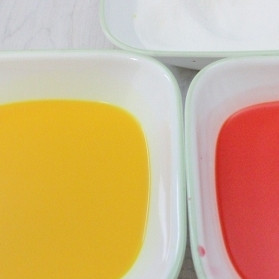 1. Этап. Пирожные Персики: 12. Подготовьте три блюда. В одно насыпьте несколько столовых ложек сахара. В два другие влейте по стакану молока и добавьте пищевую краску. Оранжевый цвет получиться, если смешать 50 капель красного с 20-ю каплями желтого.