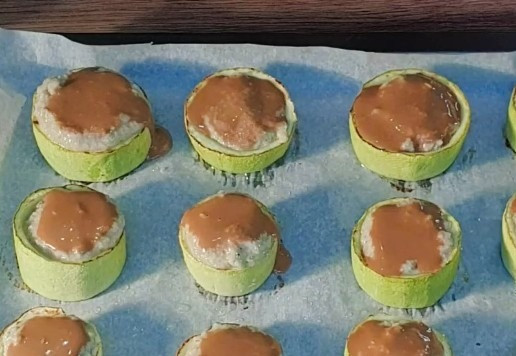 1. Этап. Аппетитная закуска из кабачков и индейки: 16. Сверху покрываем фарш соусом.