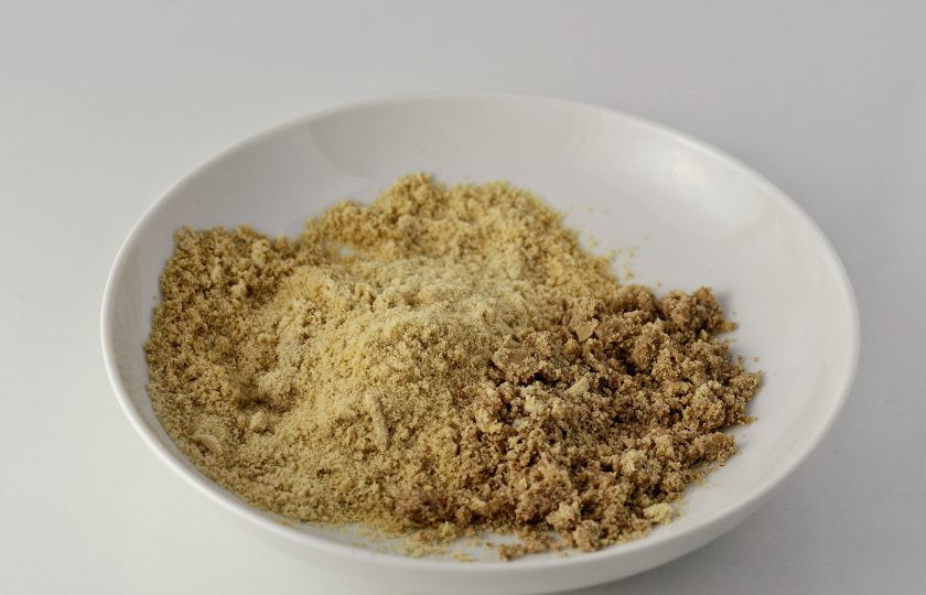 1. Этап. Конфеты из фиников: Измельчите печенье и орехи в крошку.