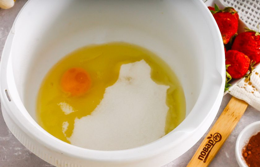 1. Этап. Шоколадный торт с клубничным муссом: Вбейте куриные яйца в емкость кухонного комбайна или миксера, всыпьте сахар и соль, взбейте на самой высокой скорости примерно 4-5 минут до увеличения массы в 2-3 раза.