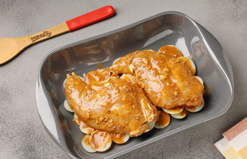 1. Этап. Кролик в соевом соусе с мёдом: Сверху выложите маринованного кролика. Накройте форму фольгой и запекайте мясо при температуре 180 градусов около часа. В конце можно фольгу убрать и дать кролику немного подрумяниться.