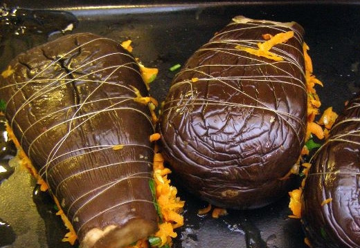 1. Этап. Синенькие с морковкой на зиму: Наполните баклажаны морковью, перевяжите их нитью так, чтобы они не распадались.