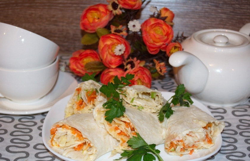 1. Этап. Овощной рулет из лаваша: Рулет нарежьте и подайте к столу. Удобнее нарезать его слегка наискось. Тогда начинка будет хорошо держаться внутри рулета и не будет выпадать.